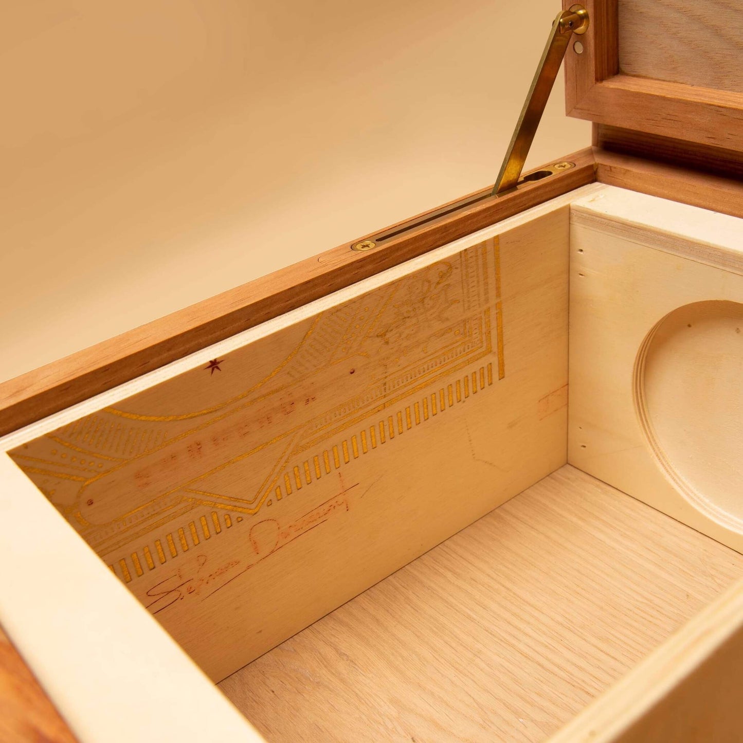 Wooden box holds 4 bottles of whisky