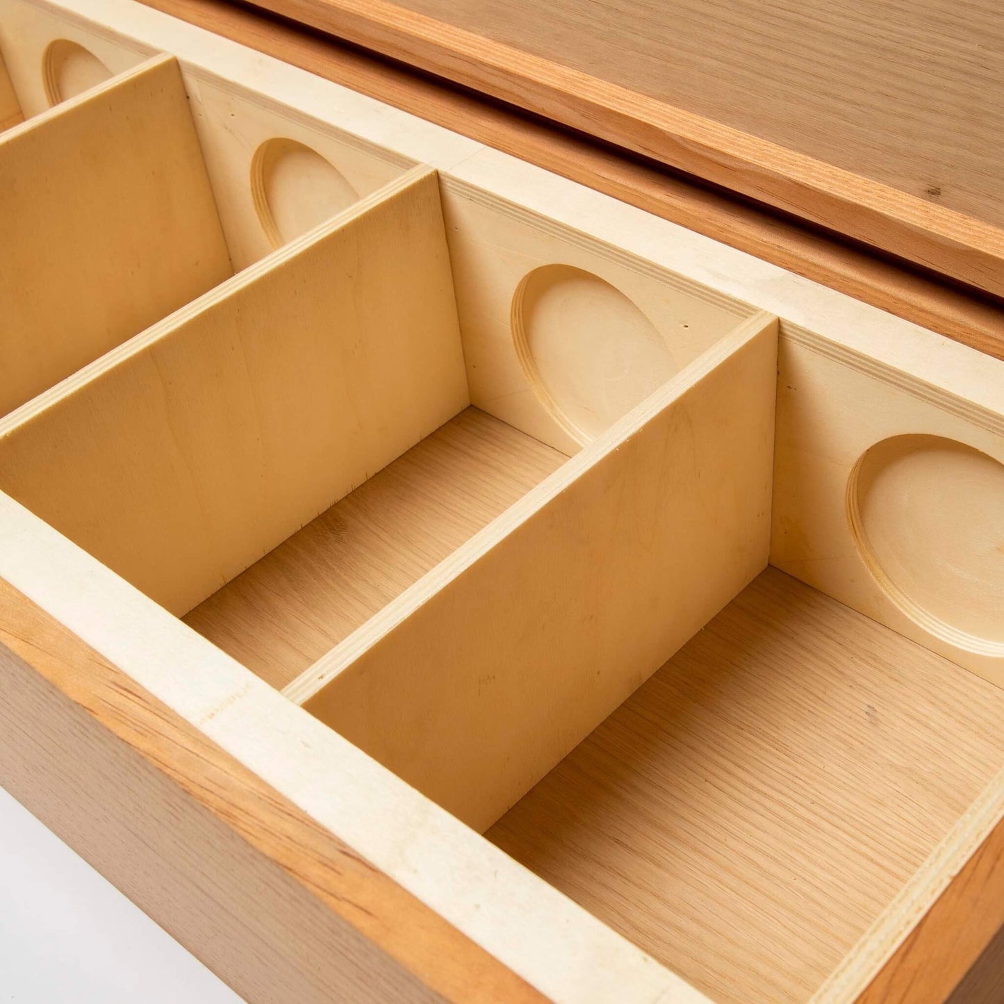 Wooden box holds 4 bottles of whisky